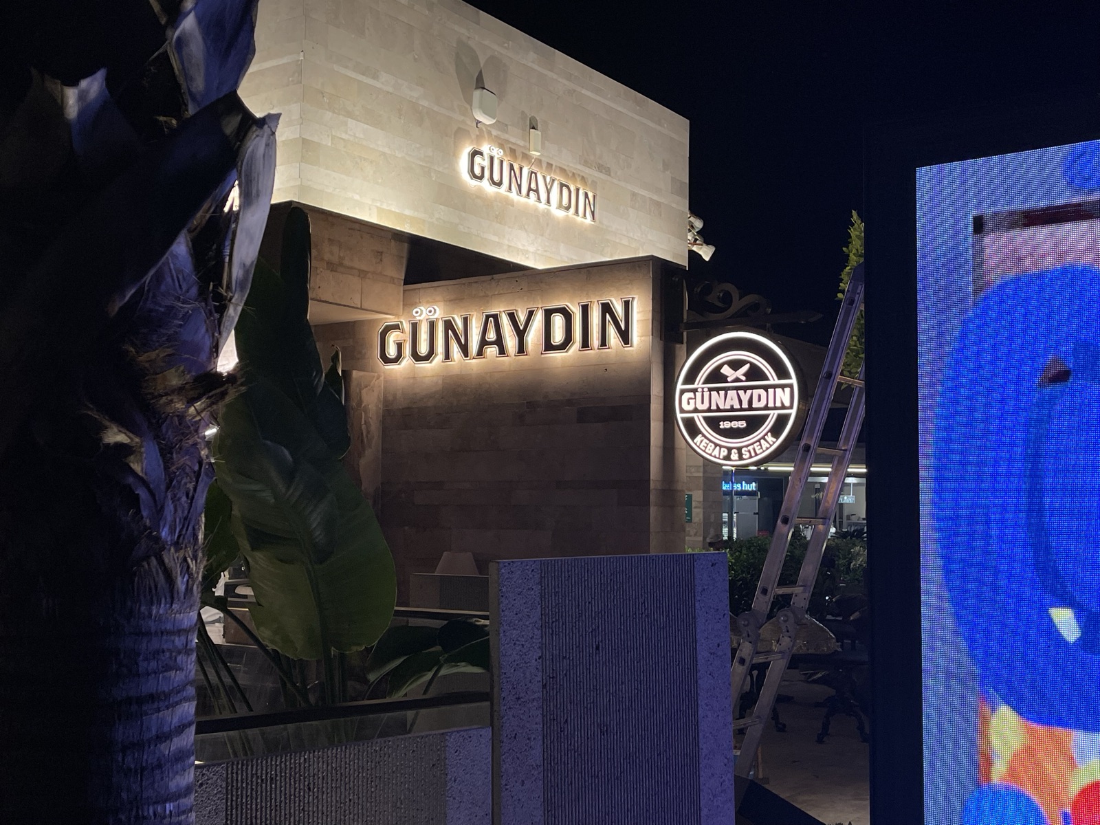 Bodrum · taş totem, gece