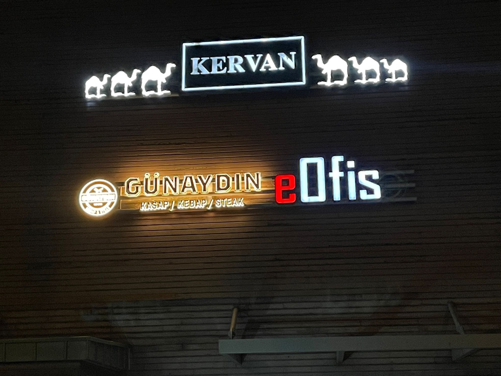 Kervan · eOfis ışıklı cephe